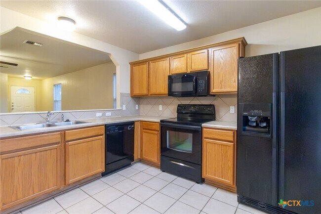 Building Photo - 2203 Maedell Dr