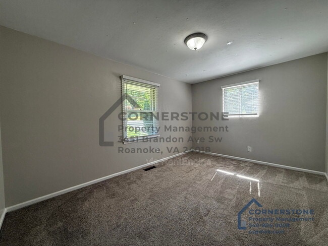 Building Photo - 3113 Clearview Dr