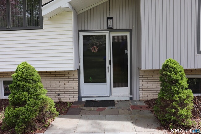 Building Photo - 442 Surrey Ln