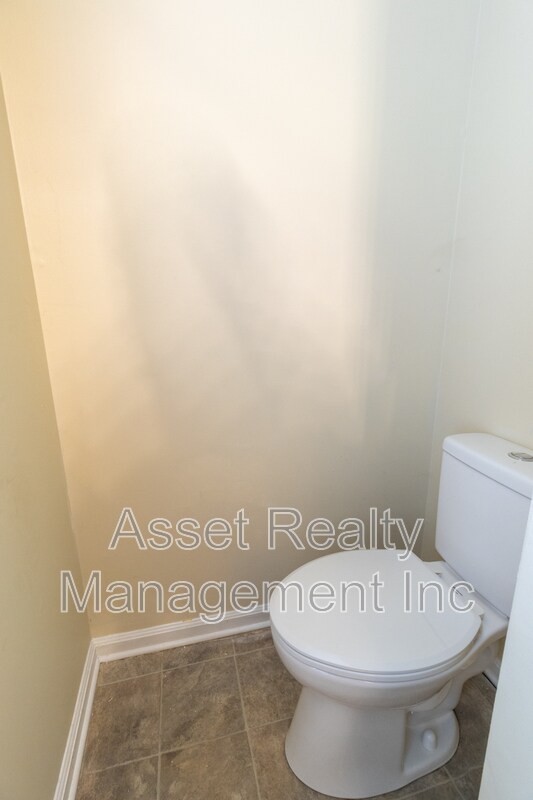 Building Photo - 1405 Wenlock Rd