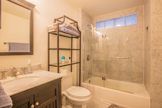 Building Photo - Stunning 2 BR/2 BA Condo in Dupont Circle!