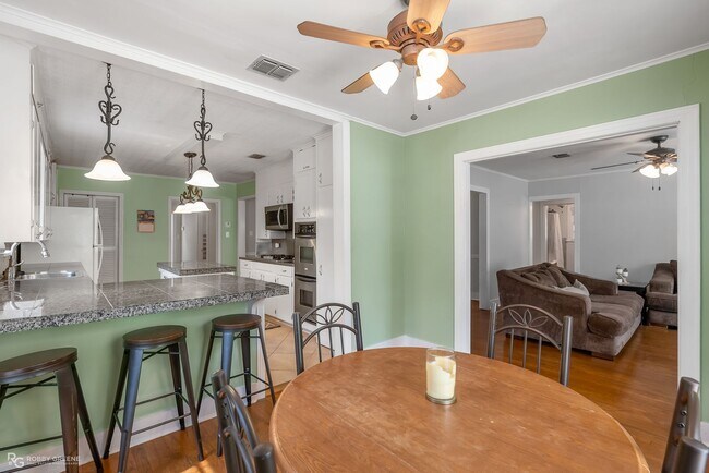 Building Photo - Updated 4-Bed 2-Bath home for lease | Sout...