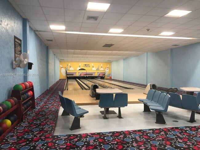 Building Photo - 16200 Golf Club Rd