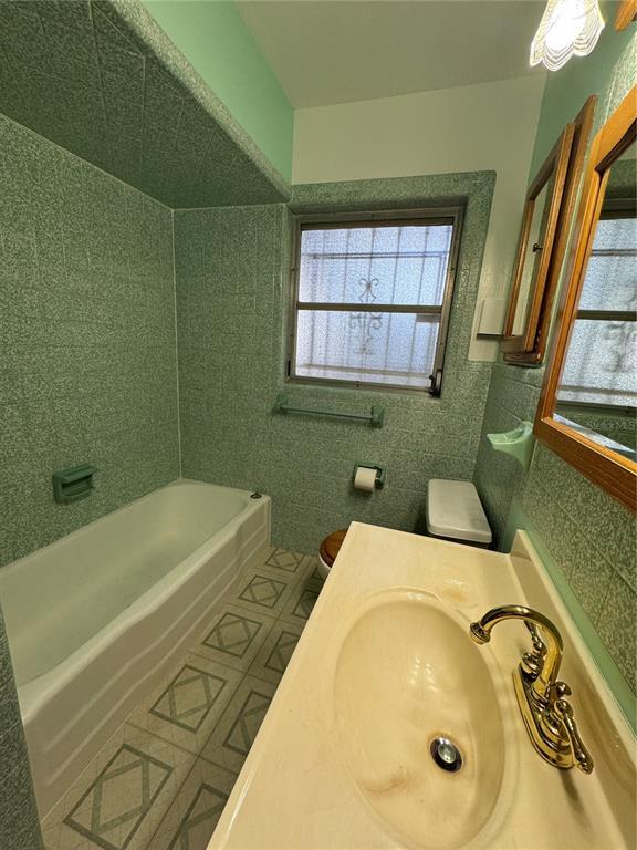 Building Photo - 2711 W Heiter St