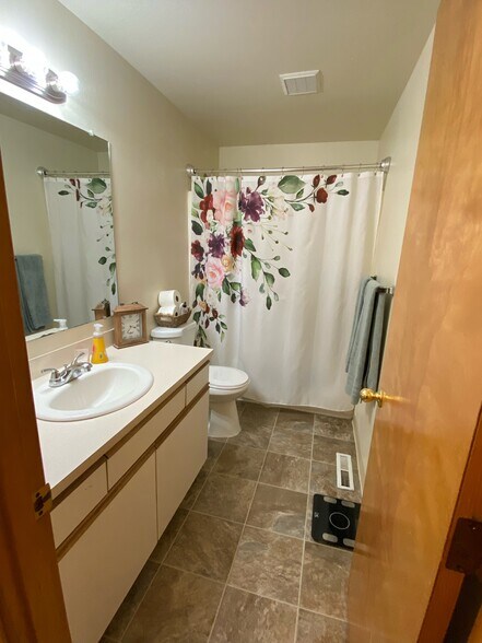 Bath - 14813 SE Arista Dr