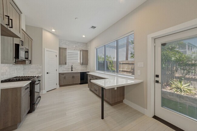 Building Photo - 1618 W Lawndale Dr