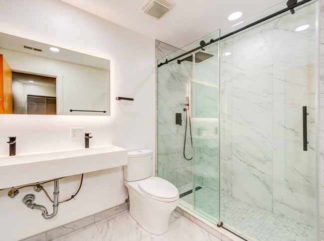 Building Photo - 7020 N Paulina St