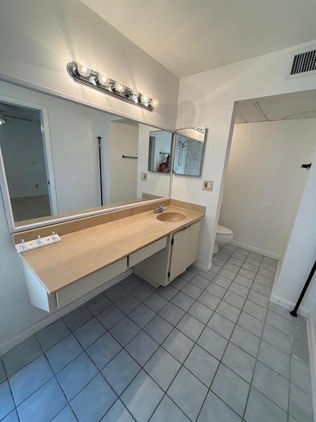 Building Photo - 645 Executive Center Dr