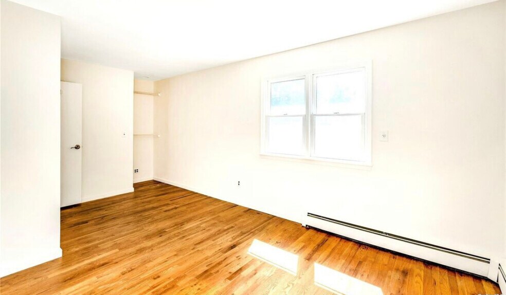 Building Photo - 370 Blue Point Rd