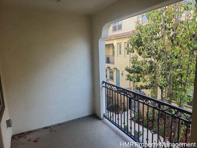 Building Photo - Modern 3-story townhouse in Eastvale-MOVE-IN SPECIAL $2595 FOR FIRST 3 MONTHS!