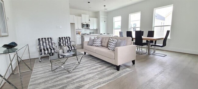 Building Photo - 311 Cyclamen St
