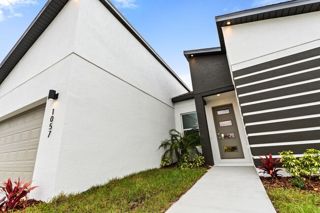Building Photo - 1057 Sabine Pl