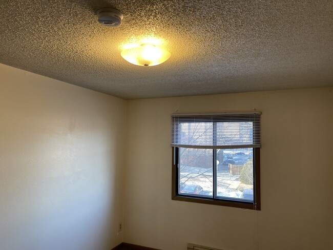 Building Photo - 402 S Gilbert St