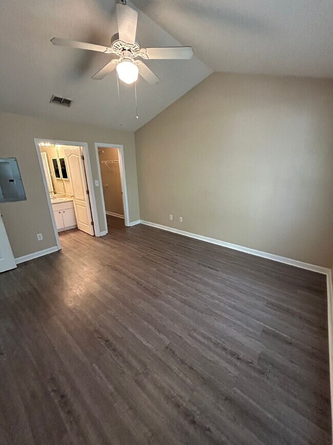 Building Photo - 2 bed/2 bath with new paint and flooring! Pets are welcome! New Back Porch!