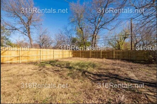 Building Photo - $995 - 2 bed 1 bath - COMING SOON! Single Family Home