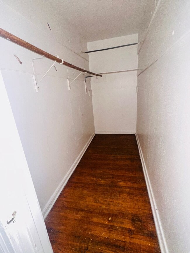 Building Photo - Charming 3 Bedroom Home