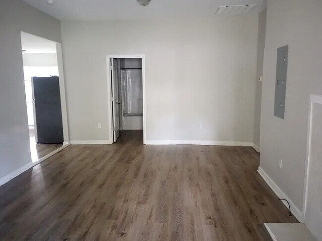 Building Photo - 3 Bedroom 2 Bathroom