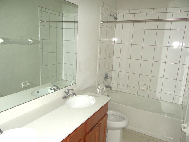 Building Photo - Spacious family home - 4 bedroom, 2.5 bath