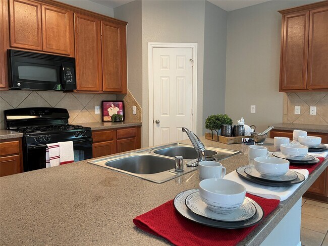 Building Photo - 5426 Rio Dr