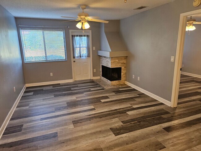 Building Photo - East Side 2 Bed 2 Bath Condo, Near Full Sa...