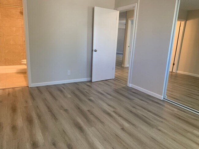 Building Photo - 5417 E Knoll Dr