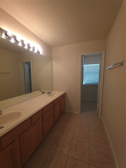 Building Photo - 3027 Providence Oak St