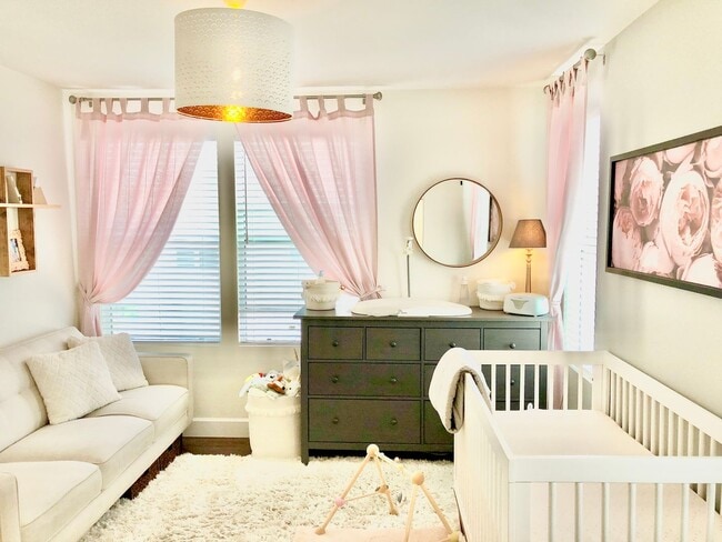 Building Photo - Beautifully Upgraded & Appointed End Condo...