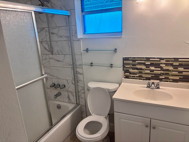 Building Photo - 2213 NE 1st Ct