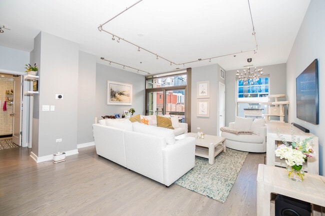 Building Photo - 150 W Superior St