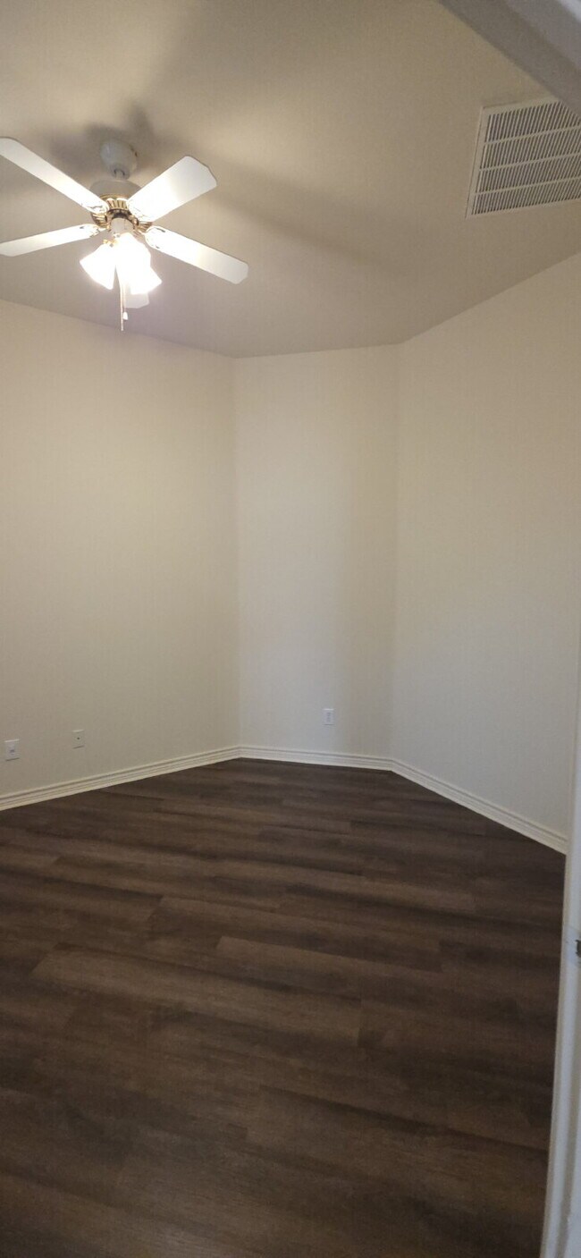 Building Photo - Recently remodeled 4 bedrooms, 3 bathrooms and move-in ready!