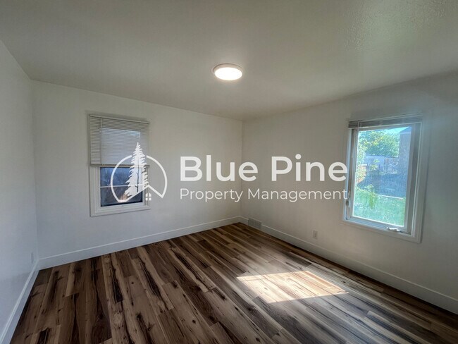 Building Photo - 1026 Vine Ave