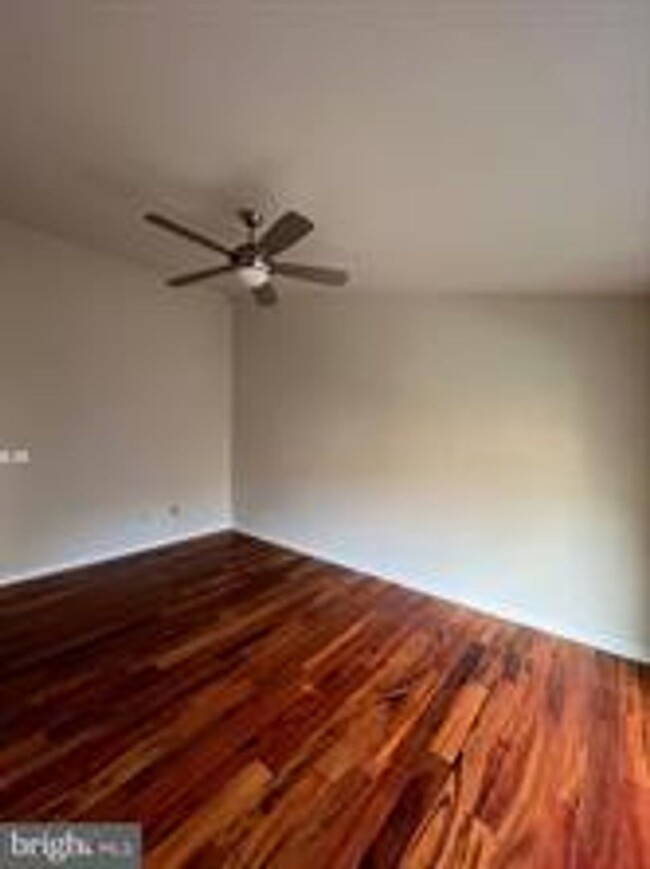 Building Photo - BEAUTIFUL END UNIT TH NEAR DOWNTOWN ROCKVILLE