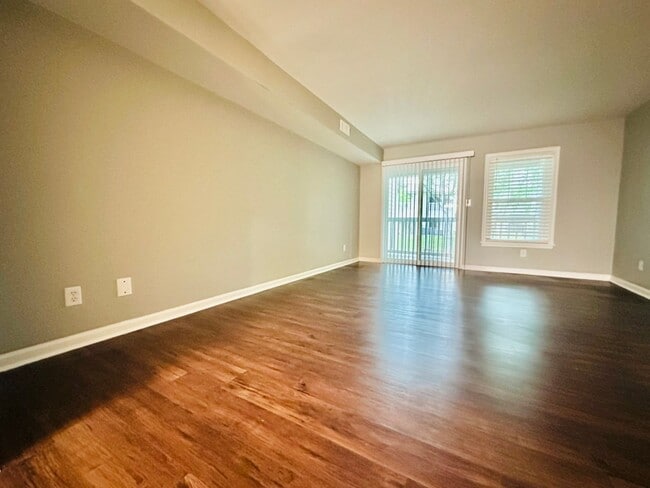 Building Photo - Newly Renovated 2 Bed, 2.5 Bath Chapel Hil...