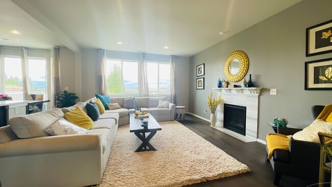 Building Photo - Spacious Corner 5 bed Single Family Home i...