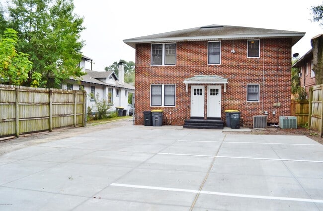 Building Photo - 2557 Dellwood Ave