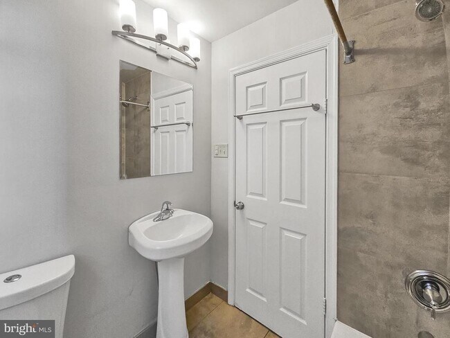 Building Photo - 637 N 32nd St