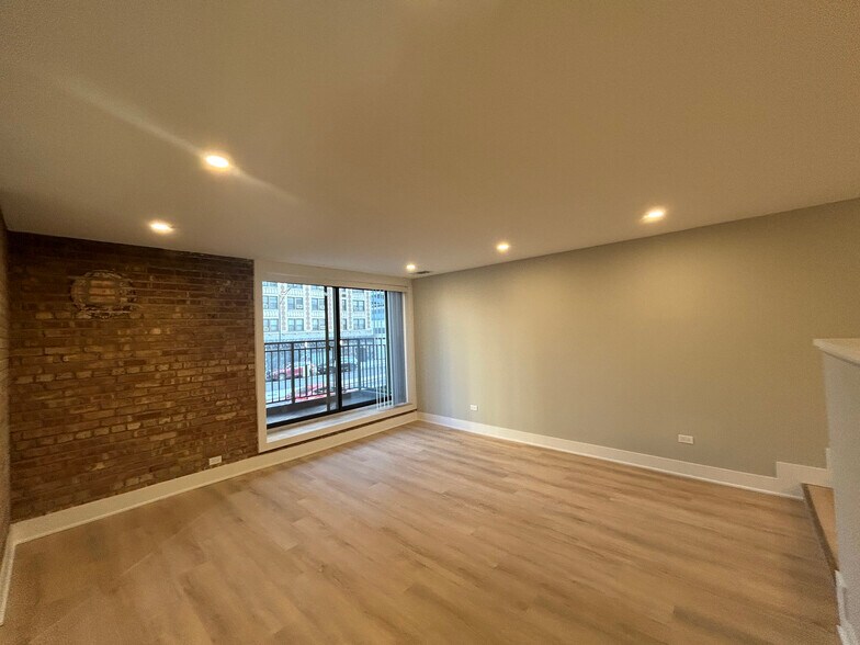 Building Photo - 1254 N La Salle Dr