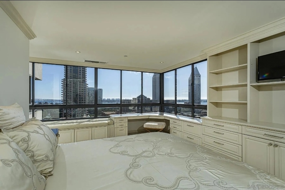 Building Photo - 700 Front St