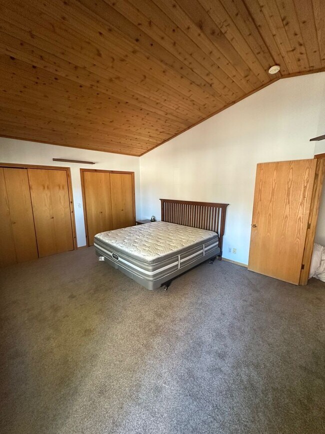 Building Photo - Long Term Glenshire Rental 3 Bed, 2.5 Bath 3 Car Garage