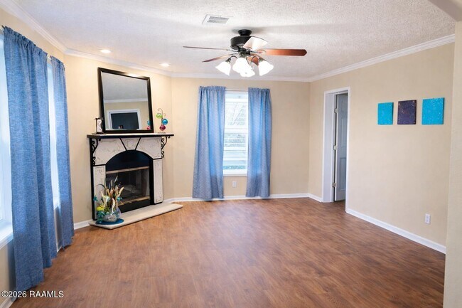 Building Photo - 206 Windcreek Ln