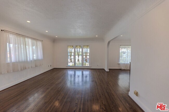 Building Photo - 1067 S Sycamore Ave