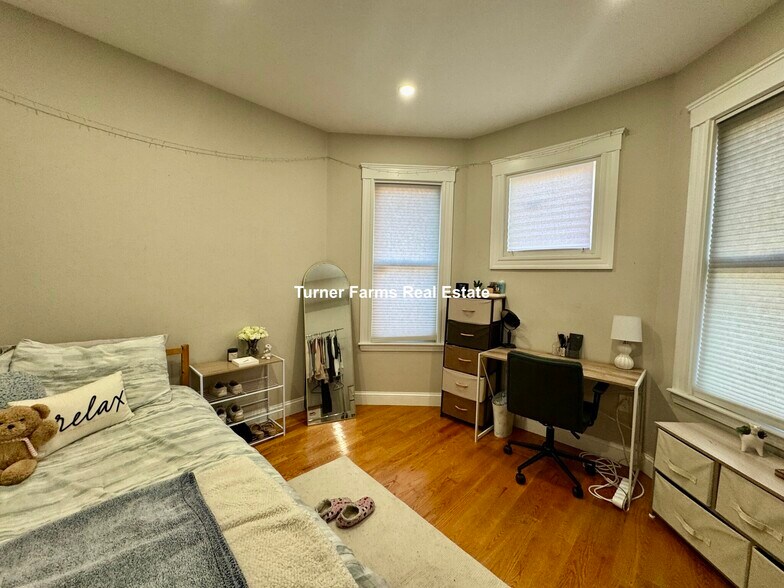 Building Photo - 146 Hillside St