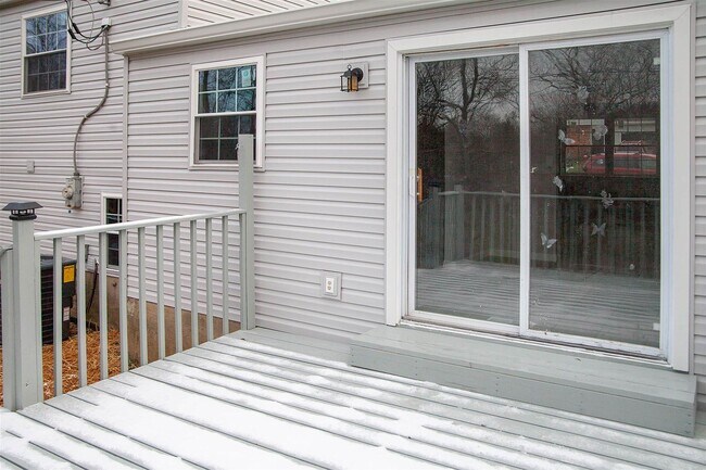 Building Photo - 3020 Featherstone Dr