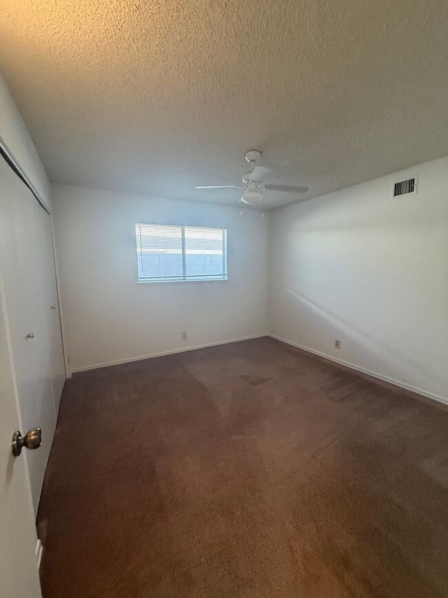Building Photo - 3 bed, 2 bath single story home in central...