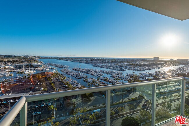 Building Photo - 13700 Marina Pointe Dr