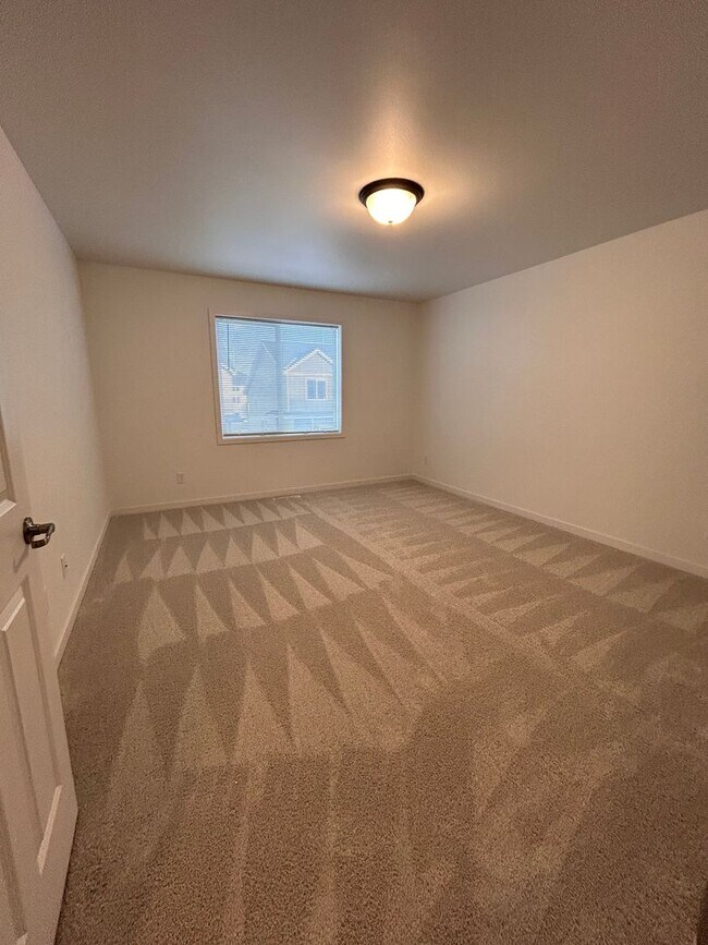 Building Photo - 3 Bed 3 Bath Townhome