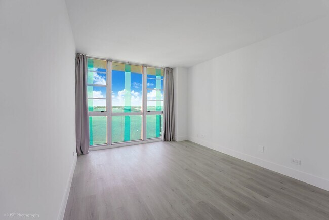 Building Photo - Stunning Waterfront Living in South Brickell