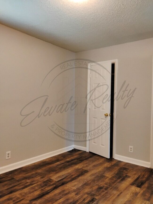Building Photo - Two Bedroom Townhouse with deck near Trini...