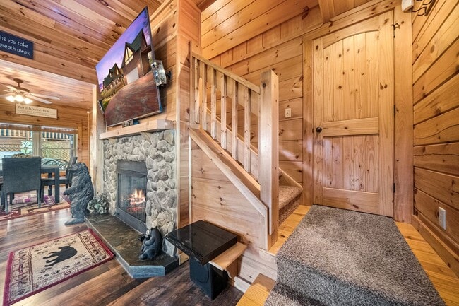 Building Photo - Sevierville 37876 - 3 bedroom, 3.5 Bath, 2486 sq. ft. Cabin and a 672 sq. ft. Studio above garage...