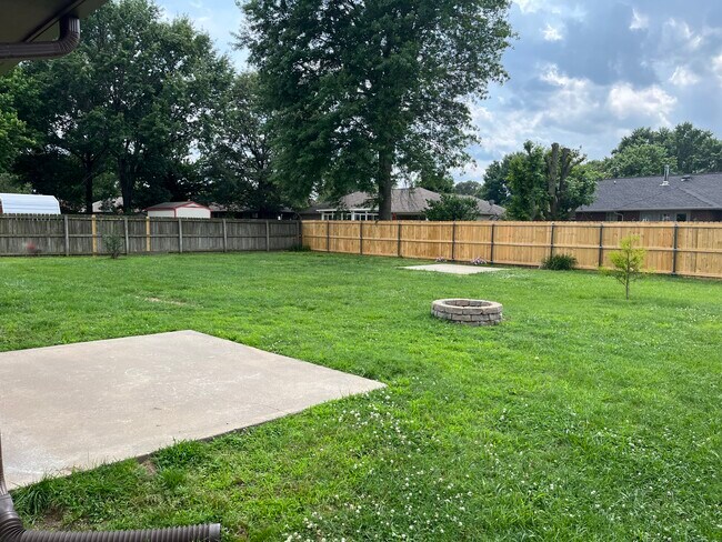 Backyard with fire pit - 1004 S Dogwood St